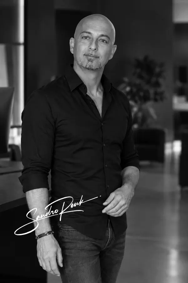 Sandro Renk, Inhaber der Agentur für Webdesign und Markenaufbau, im eleganten Anzug
