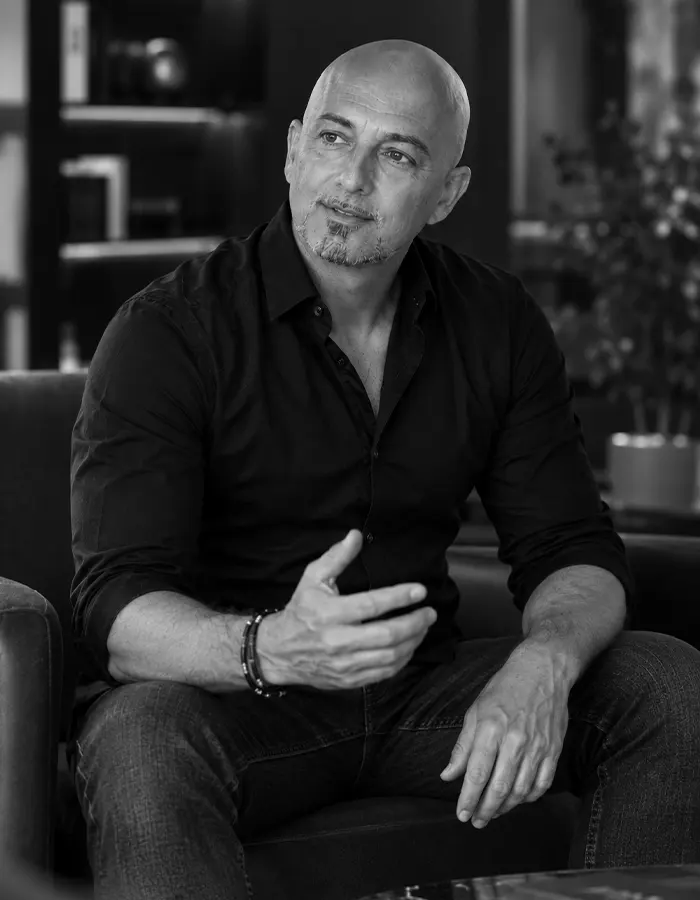 Sandro Renk, Agenturinhaber für Webdesign und Branding, mit Tablet